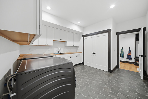 2211_Heeb_Road_Manhattan_033