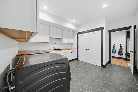 2211_Heeb_Road_Manhattan_033